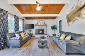 COZY COTTAGE Spacious 4Bdrm 2Bth, Hot Tub, Game Movie Room, Firepit, Arcades, Backyard Playground, 2 Min Walk To Pool, Lake, Beach, Basketball, Minigolf and Tennis